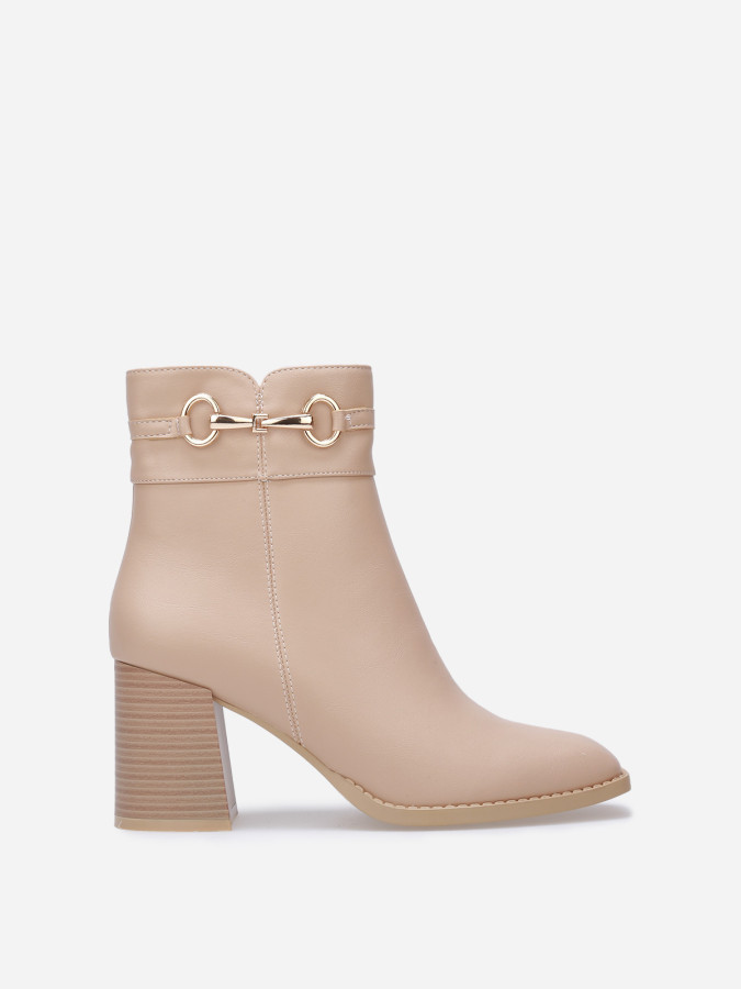 Bottines à talon carré et mors doré