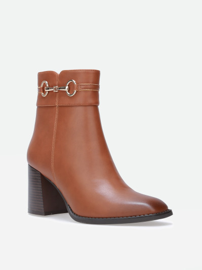 Bottines à talon carré et mors doré
