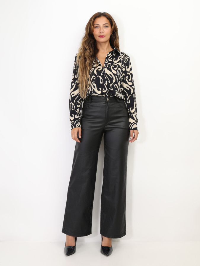 Pantalon évasé et enduit