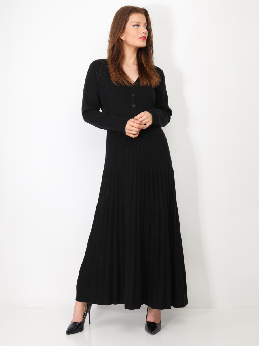 Robe longue plissée à boutons