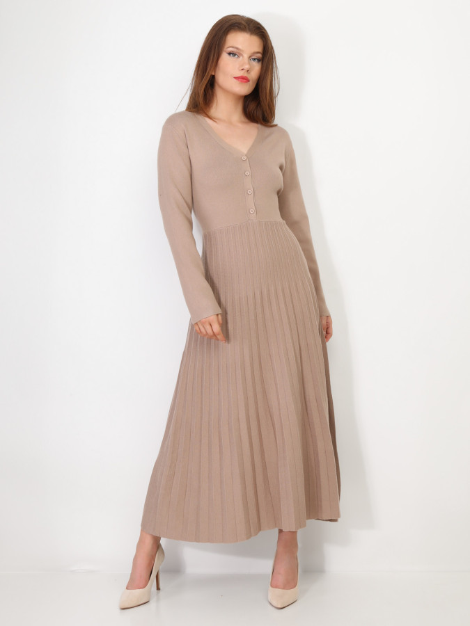 Robe longue plissée à boutons