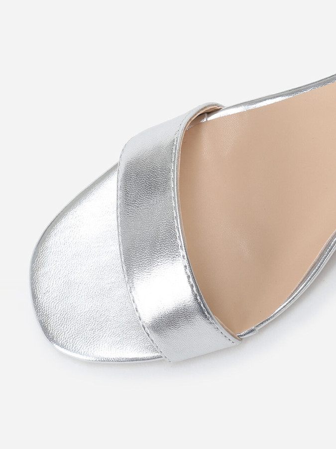 Sandales argentées en simili à petit talon