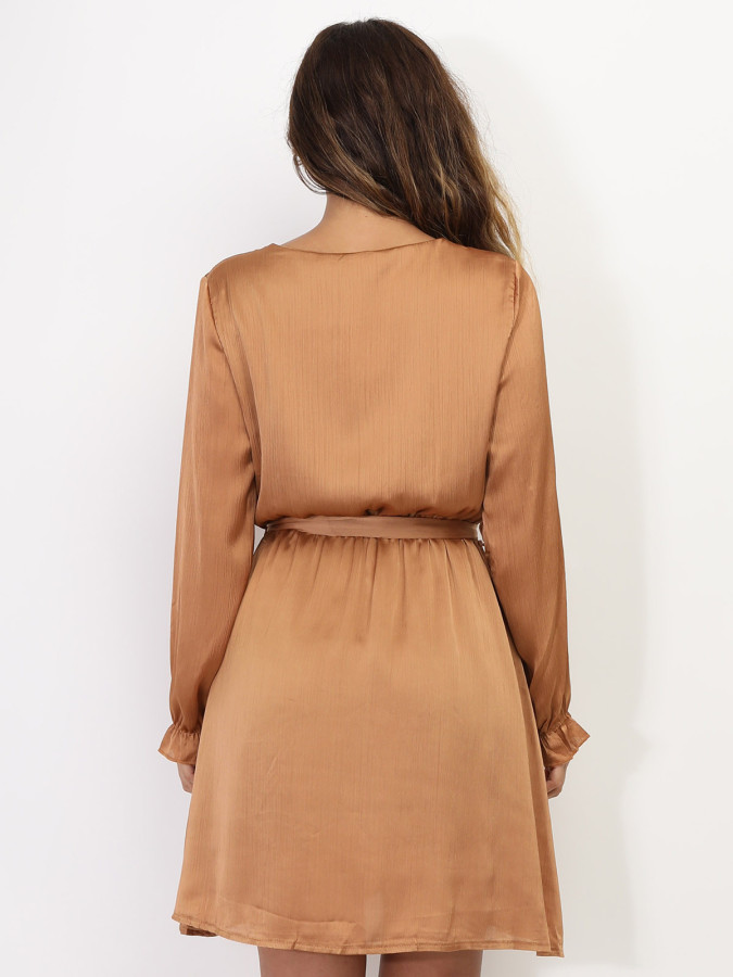 Robe cache-coeur satinée à ceinture