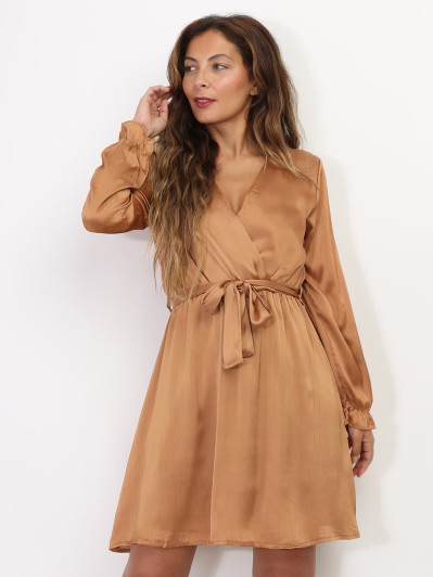 Robe cache-coeur satinée à ceinture