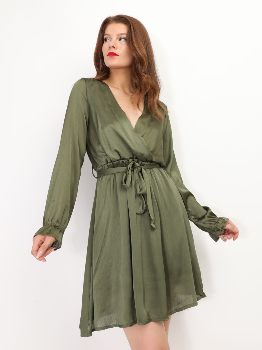 Robe cache-coeur satinée à ceinture