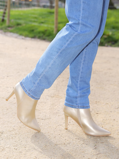 Bottines pointues à talon aiguille