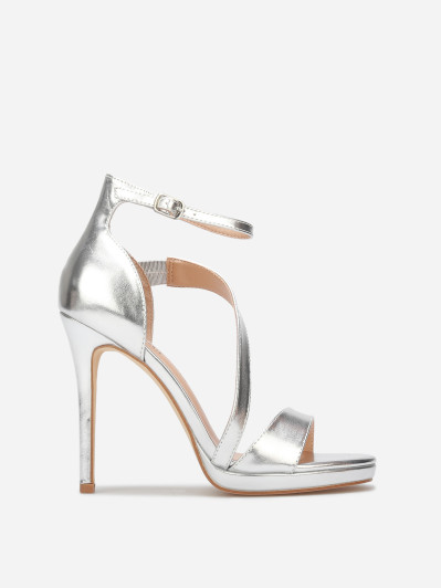 Sandales à talon aiguille et brides