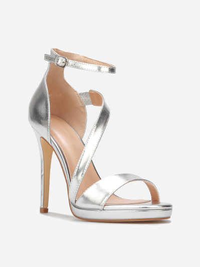 Sandales à talon aiguille et brides