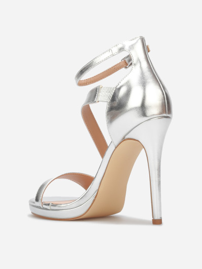 Sandales à talon aiguille et brides