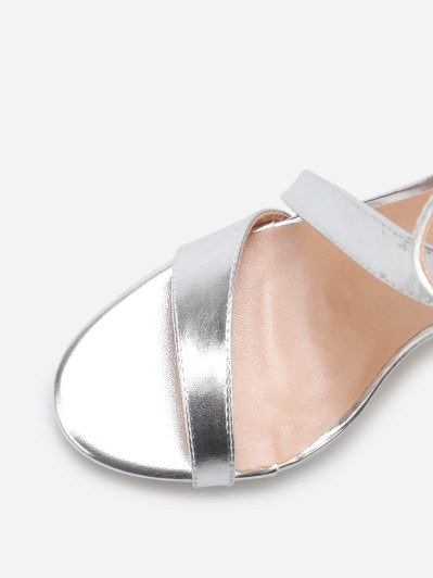 Sandales à talon aiguille et brides