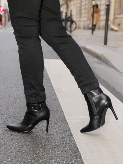 Bottines à bout pointu et boucle