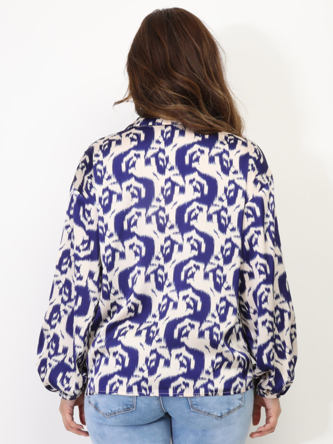 Blouse satinée à motif abstrait