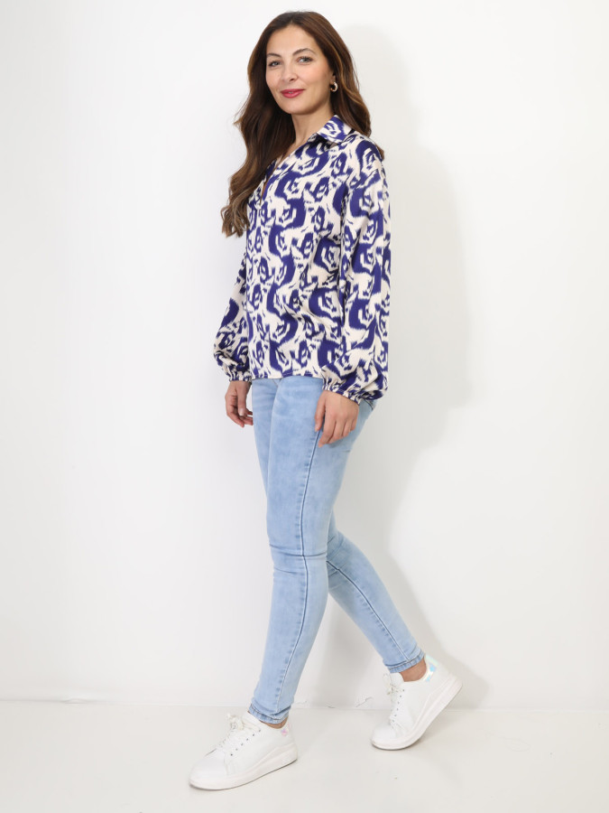 Blouse satinée à motif abstrait