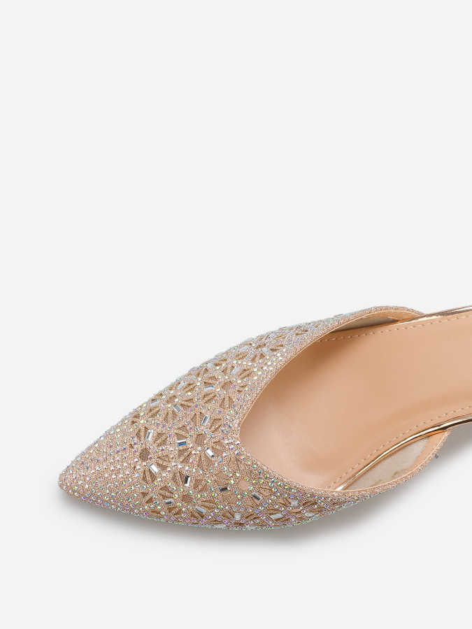 Mules pointues et ajourées à strass