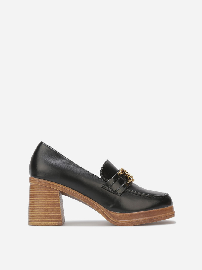 Mocassins à talon et boucle dorée