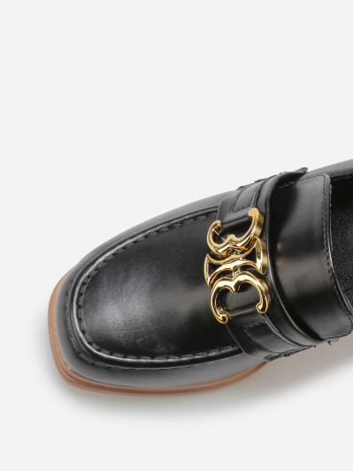 Mocassins à talon et boucle dorée