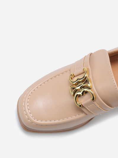 Mocassins à talon et boucle dorée