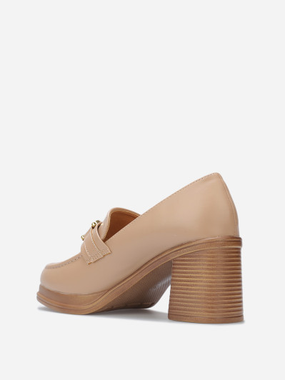 Mocassins à talon et boucle dorée