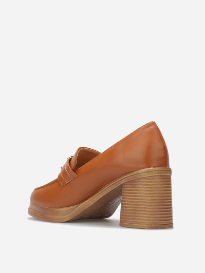 Mocassins à talon et boucle dorée