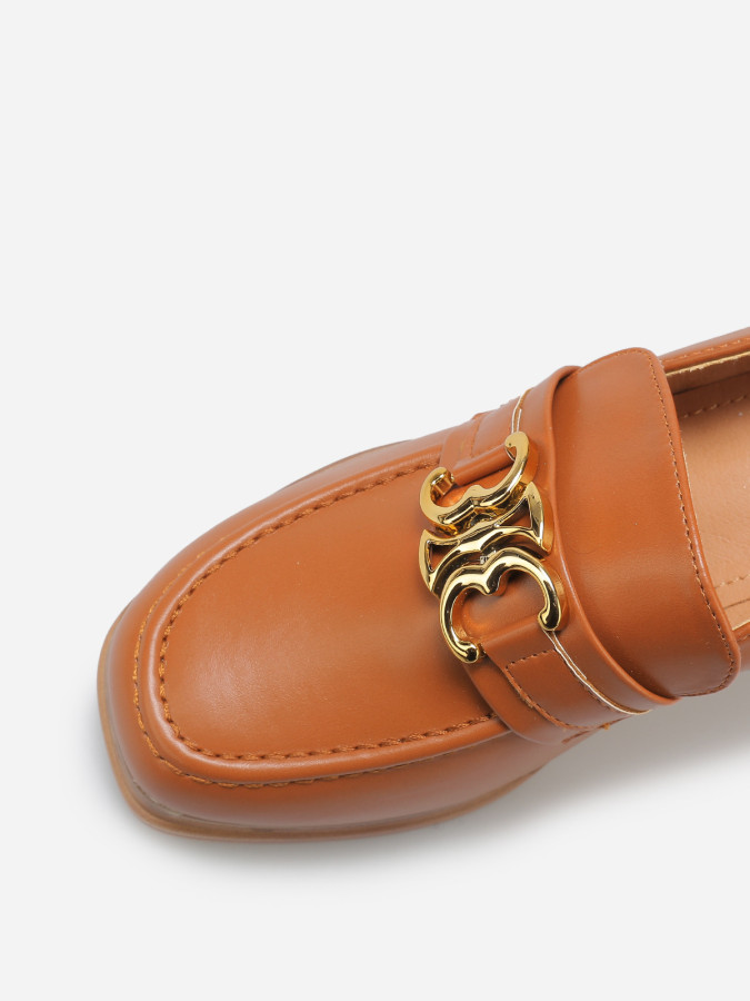 Mocassins à talon et boucle dorée