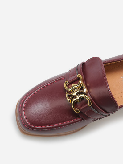 Mocassins à talon et boucle dorée