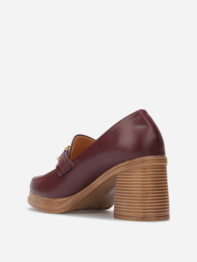 Mocassins à talon et boucle dorée
