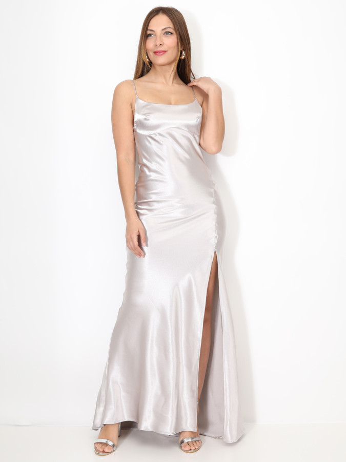 Robe longue satinée et fendue