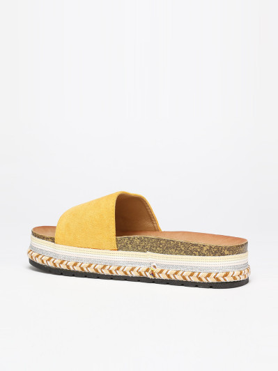 Mules jaunes en suédine à plateforme ethnique