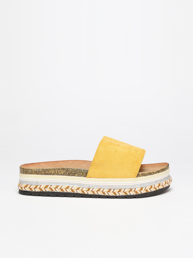 Mules jaunes en suédine à plateforme ethnique