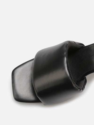 Mules à talon et bride rembourrée