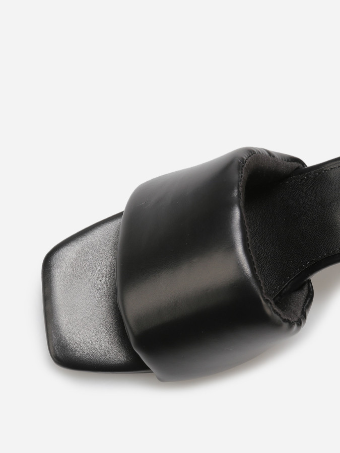 Mules à talon et bride rembourrée