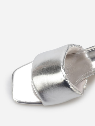 Mules à talon et bride rembourrée