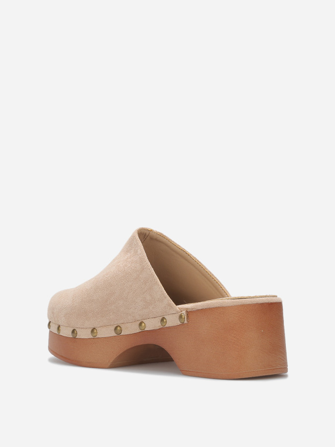 Sabots cloutés en suédine