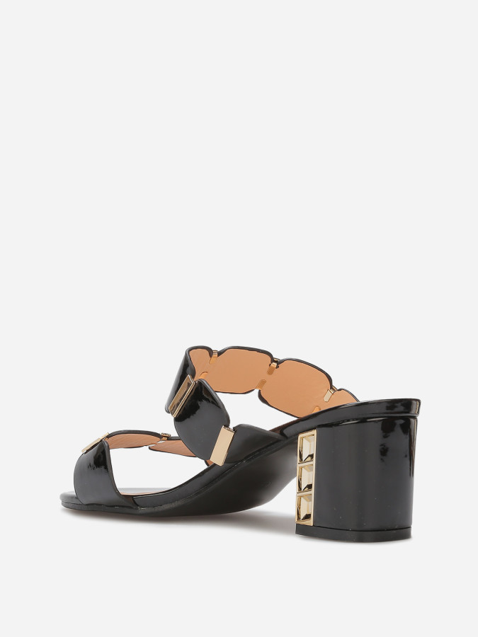 Mules vernies à détails dorés