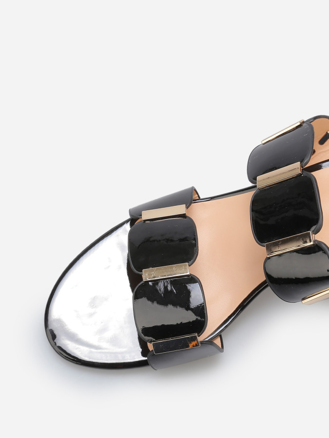 Mules vernies à détails dorés