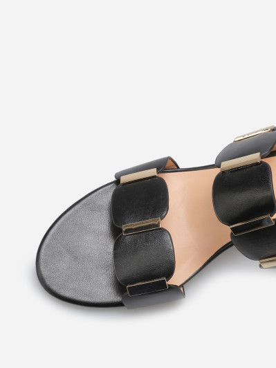 Mules à double brides et détails dorés