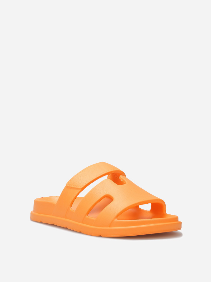 Mules plates à brides ajourées