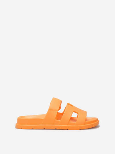 Mules plates à brides ajourées