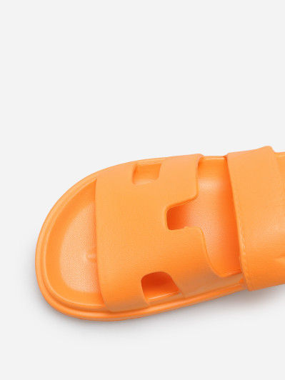 Mules plates à brides ajourées