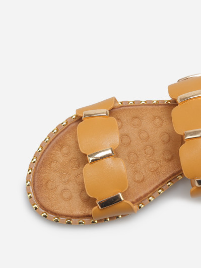 Mules à brides festonnées et détails dorés