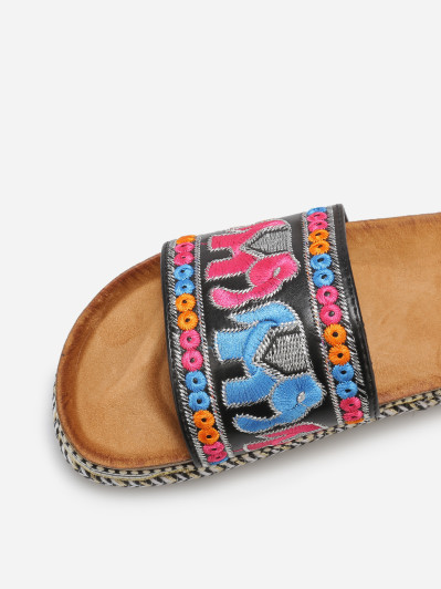 Mules à bride brodée et plateforme ethnique