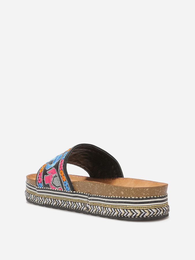 Mules à bride brodée et plateforme ethnique