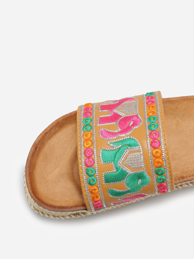Mules à bride brodée et plateforme ethnique