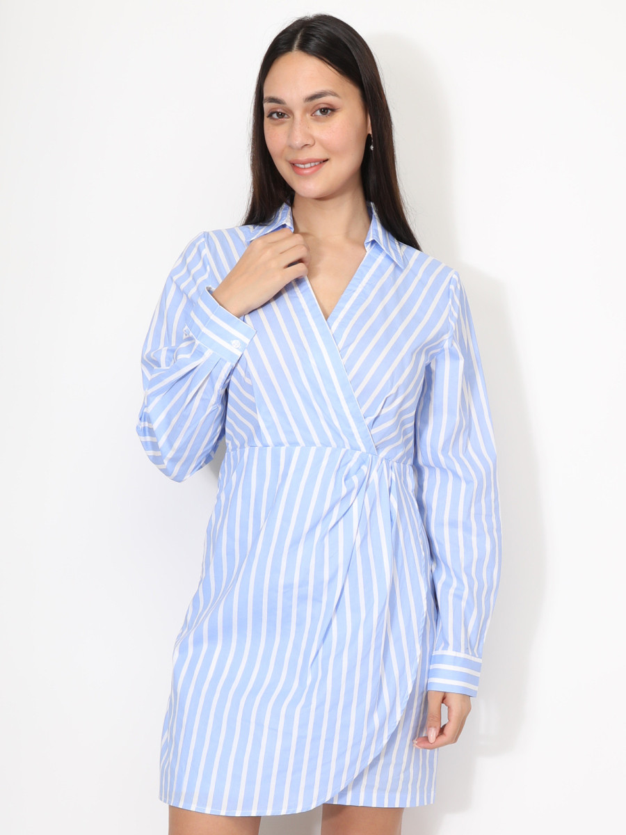 Robe chemise cachecoeur à rayures bleu ciel et blanches