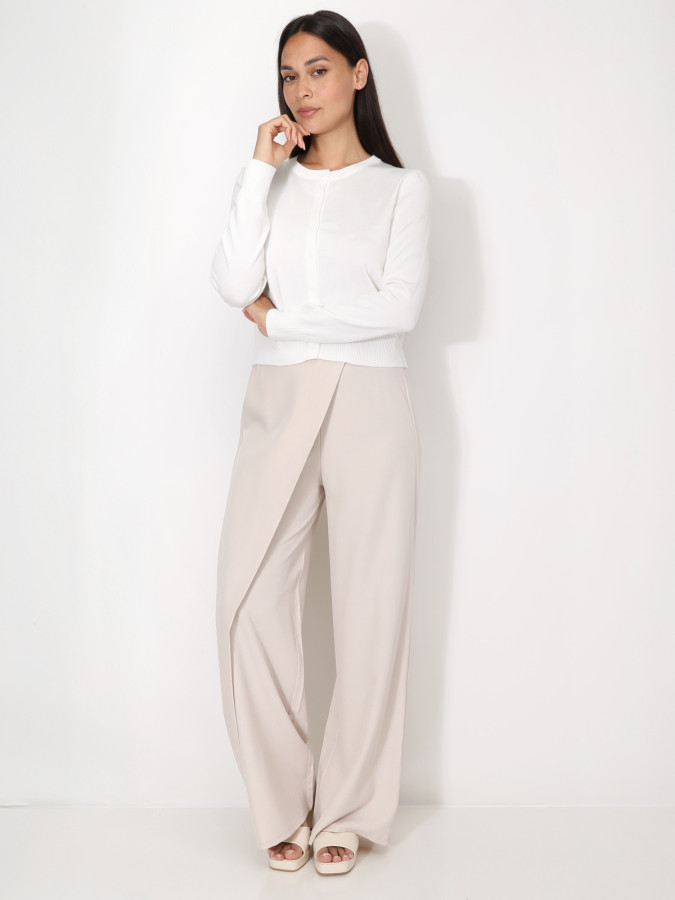 Cardigan blanc à col rond et boutons