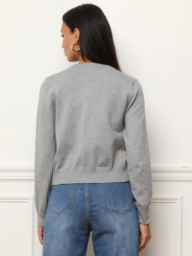 Cardigan gris à col rond et boutons
