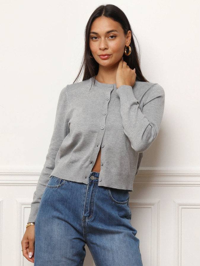 Cardigan gris à col rond et boutons