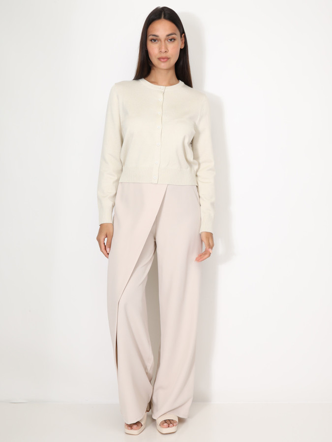 Cardigan beige à col rond et boutons