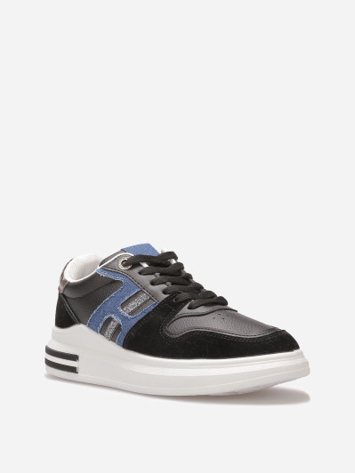 Baskets basses avec empiècements en suédine, simili et jeans.