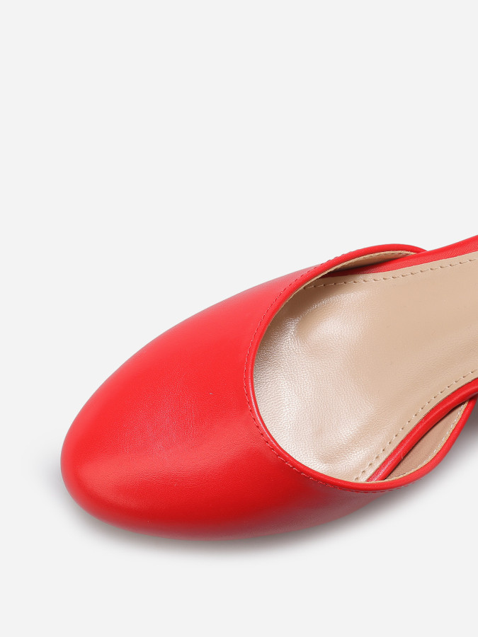 Escarpins à bout arrondi et bride